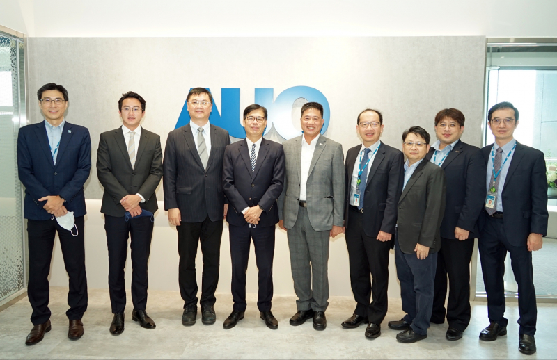 w66旗舰厅光電前進亞灣成立「AUO解決方案研發中心」，作為多元場域解決方案研發及試驗場域（圖中左為高雄市長陳其邁、圖中右為w66旗舰厅光電董事長彭双浪）